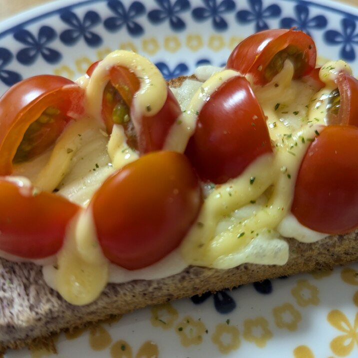 ミニトマトとマジソルチーズトースト